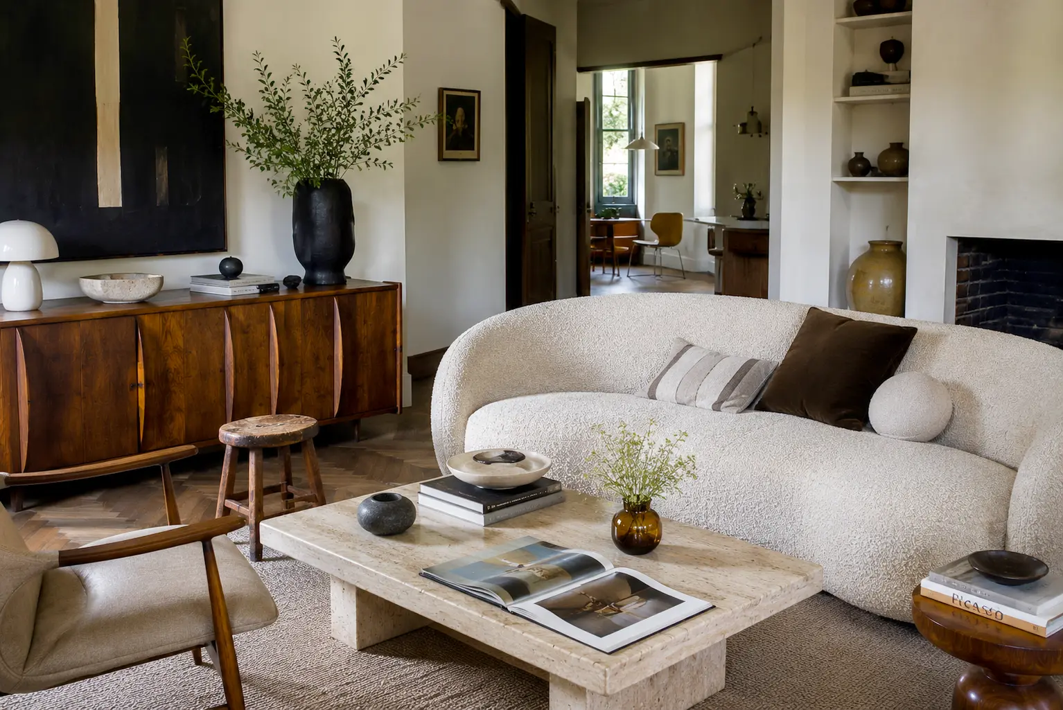 Canapés courbes, tables en travertin, buffets en noyer et fauteuils sculpturaux. Les meubles tendance que les décorateurs privilégient en 2026.